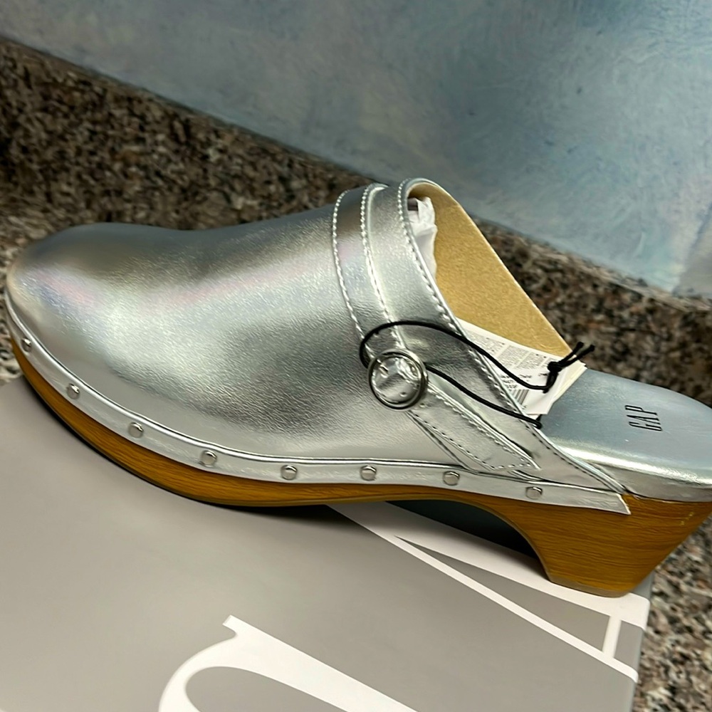 GAP size 8 silver clogs